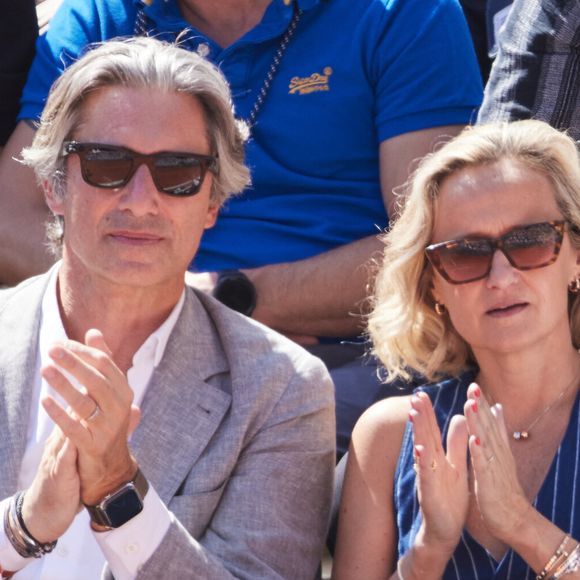 Côté décoration, avec son mari Laurent Solly, Caroline Roux mêle plusieurs styles.

Laurent Solly (président de Facebook France) et sa femme Caroline Roux - Célébrités dans les tribunes des Internationaux de France de tennis de Roland Garros 2024 à Paris le 7 juin 2024.  © Jacovides-Moreau/Bestimage