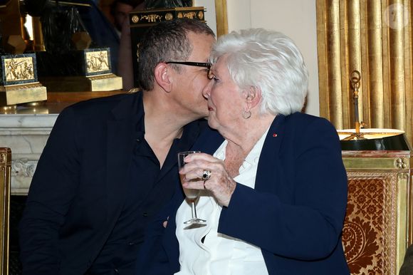 Dany Boon et Line Renaud - Line Renaud fait don de ses archives aux Archives Nationales au Ministère de la Culture, Paris le 12 Mai 2025. L’ex-meneuse de revue qui fêtera ses 97 ans le 2 juillet prochain a remis à la ministre de la Culture R. Dati, la lettre par laquelle elle fait don de ses archives (correspondances, papiers et documents personnels et professionnels) à l’État. Un moment fort en émotions qu’elle a partagé avec ses «enfants de cœur». © Bertrand Rindoff / Bestimage