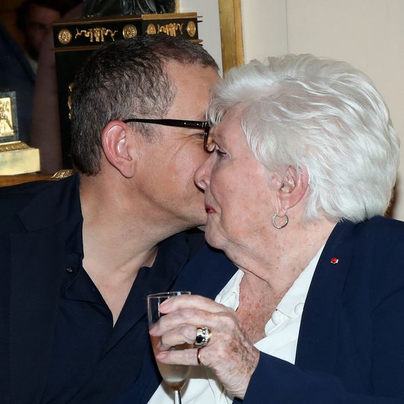 Dany Boon et Line Renaud - Line Renaud fait don de ses archives aux Archives Nationales au Ministère de la Culture, Paris le 12 Mai 2025. L’ex-meneuse de revue qui fêtera ses 97 ans le 2 juillet prochain a remis à la ministre de la Culture R. Dati, la lettre par laquelle elle fait don de ses archives (correspondances, papiers et documents personnels et professionnels) à l’État. Un moment fort en émotions qu’elle a partagé avec ses «enfants de cœur». © Bertrand Rindoff / Bestimage