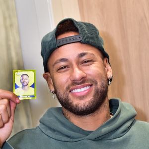 Un héliport est également intégré pour permettre à la star de rejoindre son yacht en toute discrétion par les airs.

Exclusif - Santos, BRÉSIL - Neymar a été aperçu en train de recevoir un autocollant doré à son effigie à sa résidence, après avoir été convoqué pour la Coupe du Monde de la FIFA 2026.