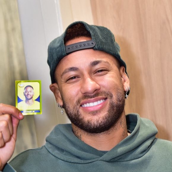 Un héliport est également intégré pour permettre à la star de rejoindre son yacht en toute discrétion par les airs.

Exclusif - Santos, BRÉSIL - Neymar a été aperçu en train de recevoir un autocollant doré à son effigie à sa résidence, après avoir été convoqué pour la Coupe du Monde de la FIFA 2026.
