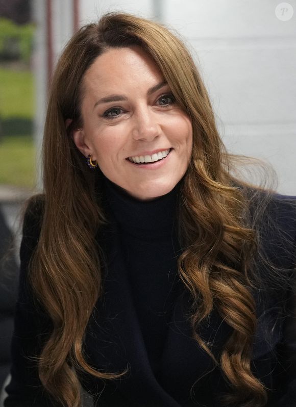 Comme le prouve cette photo d'elle prise en mars en marge d'un match du tournoi des Six Nations entre le Pays de Galles et l'Angleterre
Le prince William, prince de Galles, et Catherine (Kate) Middleton, princesse de Galles, rencontrent des joueurs blessés, en marge du match du tournoi des Six Nations entre le Pays de Galles et l'Angleterre à Cardiff, le 15 mars 2025.