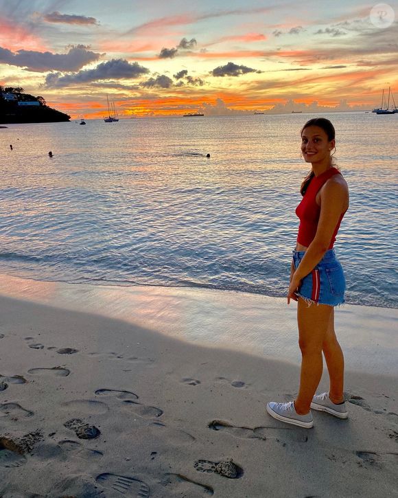 Passionnée d'équitation, Serena s'épanouit professionnellement en Italie, au sein d'une école vétérinaire.

Serena Moreno, la fille de Jean Reno, Instagram