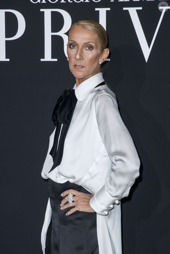 Malgré la complexité, les fans sont déterminés à ne pas manquer le retour de la diva québécoise après six années d’absence.

Celine Dion au photocall du défilé de mode Haute-Couture printemps-été 2019 "Giorgio Armani Prive Haute Couture" à Paris. Le 22 janvier 2019
© Olivier Borde / Bestimage