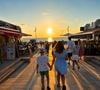 Le 6 août 2026, elle a partagé sur Instagram une adorable photo de Mona et Raphaël en vacances, en train de se tenir la main

Mona et Raphaël, les petits-enfants de Francis Cabrel le 6 août 2026 - Instagram