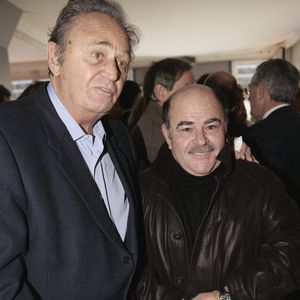 Les acteurs français Roger Hanin et Jean Benguigui assistent à la course de trot du Prix d'Amérique à l'hippodrome de Vincennes, près de Paris, le 29 janvier 2006. Photo Thierry Orban/ABACAPRESS.COM