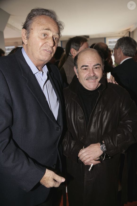 Les acteurs français Roger Hanin et Jean Benguigui assistent à la course de trot du Prix d'Amérique à l'hippodrome de Vincennes, près de Paris, le 29 janvier 2006. Photo Thierry Orban/ABACAPRESS.COM