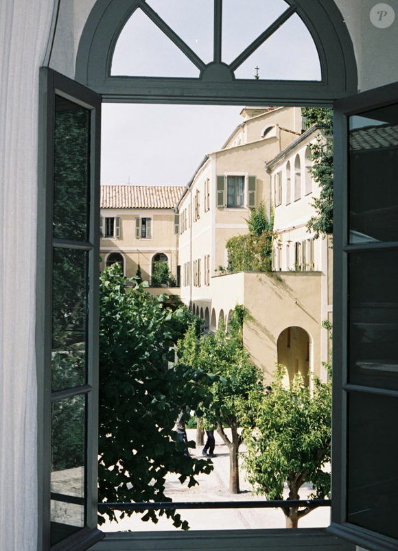 Pour ce retour aux sources, l'actrice a séjourné dans un ancien couvent transformé en hôtel de luxe 5 étoiles.

Hôtel du couvent à Nice sur Instagram.