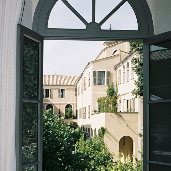 Pour ce retour aux sources, l'actrice a séjourné dans un ancien couvent transformé en hôtel de luxe 5 étoiles.

Hôtel du couvent à Nice sur Instagram.
