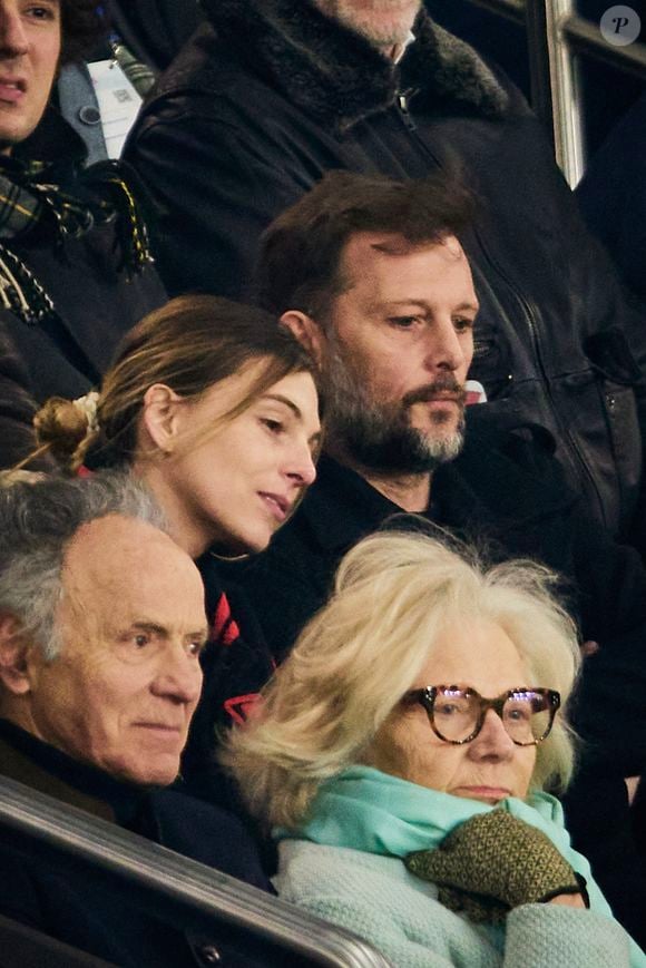 Nicolas Duvauchelle et sa femme Chloé Roy - Célébrités dans les tribunes lors du match de Ligue 1 McDonald's opposant le Paris Saint-Germain (PSG) à l'Olympique de Marseille (OM) - (3-1) au Parc des Princes à Paris le 16 mars 2025. © Cyril Moreau/Bestimage