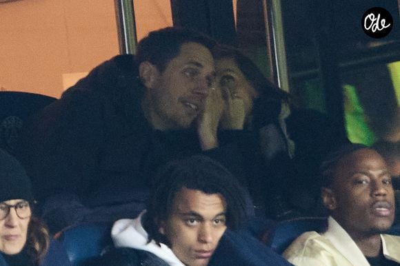 Grand Corps Malade et sa femme Julia Marsaud dans les tribunes lors du match de championnat de Ligue 1 Uber Eats opposant le Paris Saint-Germain à l'Olympique Lyonnais au Parc des Princes à Paris le 2 avril 2023. Photo Bestimage