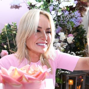 Adriana Karembeu avec sa fille Nina - A l'occasion de la fête des Mères, Adriana Karembeu et Lenôtre s'associent pour créer l'entremets "Nina" au Pré Catelan à Paris le 29 avril 2025.
Cette création à quatre mains est le fruit d'une complicité artistique entre Adriana Karembeu, icône internationale de la mode, ambassadrice engagée, maman au grand cœur et Étienne Leroy Chef Patissier Lenôtre el Champion du Monde de la Pâtisserie.
Pensé comme une rose à offrir, l'entremets « Nina » est symbole de tendresse, de lien et de partage. Cette co-création soutient la Croix-Rouge française, 5% des bénéfices seront reversés à l'association, auprès de laquelle Adriana Karembeu est ambassadrice depuis plus de 25 ans. © Rachid Bellak/Bestimage