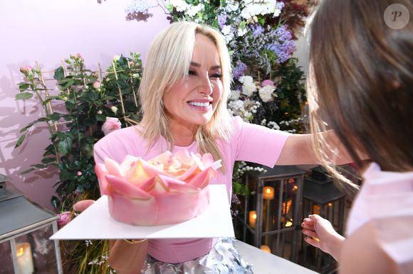 Adriana Karembeu avec sa fille Nina - A l'occasion de la fête des Mères, Adriana Karembeu et Lenôtre s'associent pour créer l'entremets "Nina" au Pré Catelan à Paris le 29 avril 2025.
Cette création à quatre mains est le fruit d'une complicité artistique entre Adriana Karembeu, icône internationale de la mode, ambassadrice engagée, maman au grand cœur et Étienne Leroy Chef Patissier Lenôtre el Champion du Monde de la Pâtisserie.
Pensé comme une rose à offrir, l'entremets « Nina » est symbole de tendresse, de lien et de partage. Cette co-création soutient la Croix-Rouge française, 5% des bénéfices seront reversés à l'association, auprès de laquelle Adriana Karembeu est ambassadrice depuis plus de 25 ans. © Rachid Bellak/Bestimage