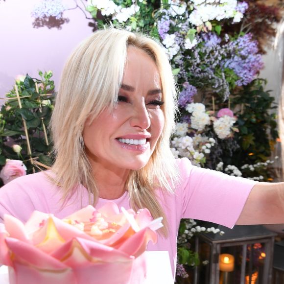 Adriana Karembeu avec sa fille Nina - A l'occasion de la fête des Mères, Adriana Karembeu et Lenôtre s'associent pour créer l'entremets "Nina" au Pré Catelan à Paris le 29 avril 2025.
Cette création à quatre mains est le fruit d'une complicité artistique entre Adriana Karembeu, icône internationale de la mode, ambassadrice engagée, maman au grand cœur et Étienne Leroy Chef Patissier Lenôtre el Champion du Monde de la Pâtisserie.
Pensé comme une rose à offrir, l'entremets « Nina » est symbole de tendresse, de lien et de partage. Cette co-création soutient la Croix-Rouge française, 5% des bénéfices seront reversés à l'association, auprès de laquelle Adriana Karembeu est ambassadrice depuis plus de 25 ans. © Rachid Bellak/Bestimage