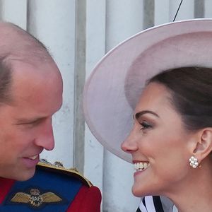 Le prince William, prince de Galles et Catherine (Kate) Middleton, princesse de Galles - Les membres de la famille royale britannique au balcon du Palais de Buckingham lors de la parade militaire "Trooping the Colour" à Londres, Royaume Uni, le 15 juin 2024. © Julien Burton/Bestimage