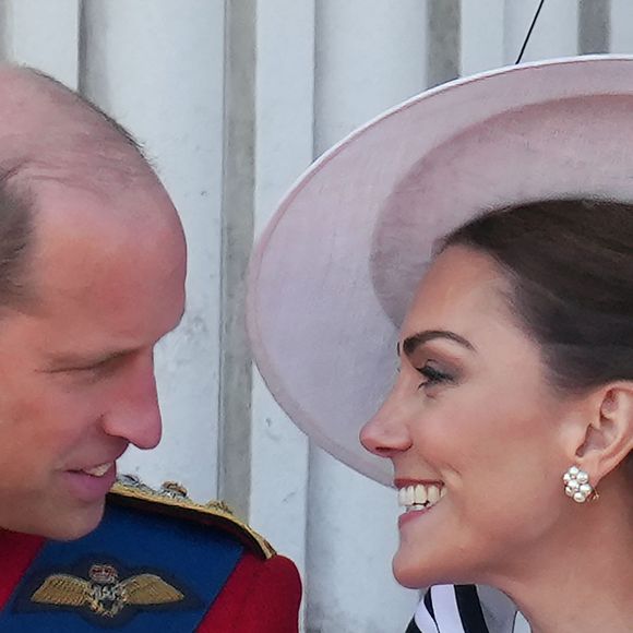Le prince William, prince de Galles et Catherine (Kate) Middleton, princesse de Galles - Les membres de la famille royale britannique au balcon du Palais de Buckingham lors de la parade militaire "Trooping the Colour" à Londres, Royaume Uni, le 15 juin 2024. © Julien Burton/Bestimage