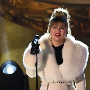 Kelly Clarkson - 91ème édition des illuminations de Noël du Rockefeller Center à New York, le 29 novembre 2023. (Broadimage / Bestimage).
