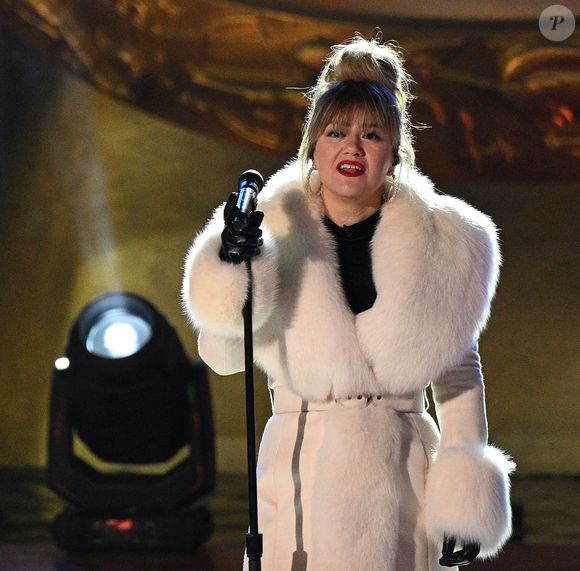 Kelly Clarkson - 91ème édition des illuminations de Noël du Rockefeller Center à New York, le 29 novembre 2023. (Broadimage / Bestimage).