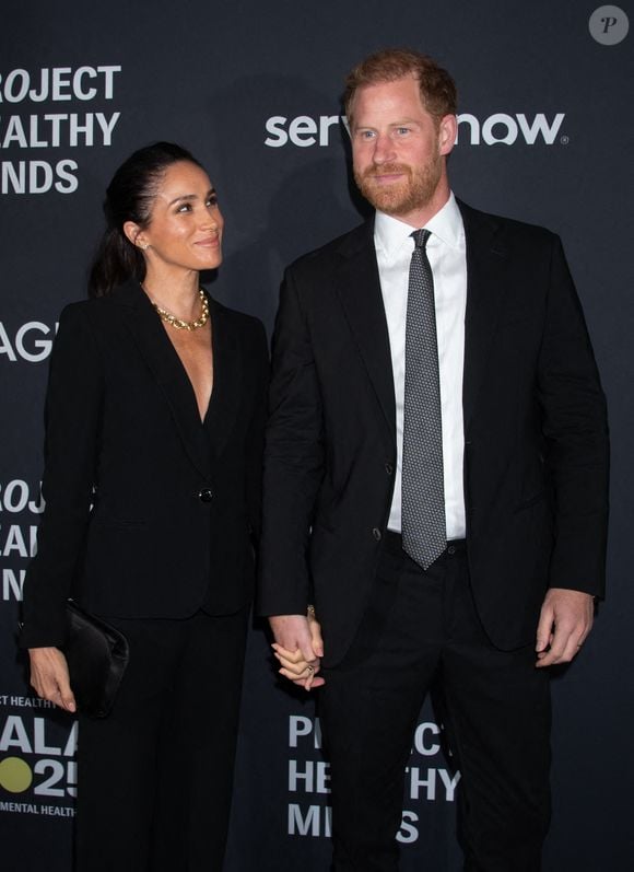 que l'époux de Meghan Markle a tenu un discours durant lequel il n’a pas pu s’empêcher d’envoyer une pique à la famille royale dont il est issu.

Projet Healthy Minds 3e gala annuel. En vedette : Meghan, duchesse de Sussex, prince Harry, duc de Sussex. Où : New York, New York, États-Unis. Quand : 10 octobre 2025
Crédit : Janet Mayer/INSTARimages.com