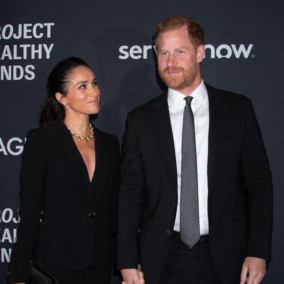 que l'époux de Meghan Markle a tenu un discours durant lequel il n’a pas pu s’empêcher d’envoyer une pique à la famille royale dont il est issu.

Projet Healthy Minds 3e gala annuel. En vedette : Meghan, duchesse de Sussex, prince Harry, duc de Sussex. Où : New York, New York, États-Unis. Quand : 10 octobre 2025
Crédit : Janet Mayer/INSTARimages.com