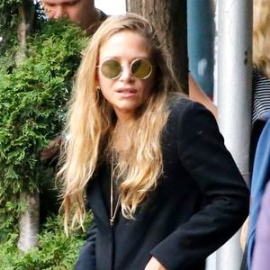 Les sœurs Mary-Kate et Ashley Olsen attendent à l'extérieur pendant la présentation de leur marque « The Row » à l'hôtel Carlyle lors de la Fashion Week de New York, le 11 septembre 2017. Agence / Bestimage USA