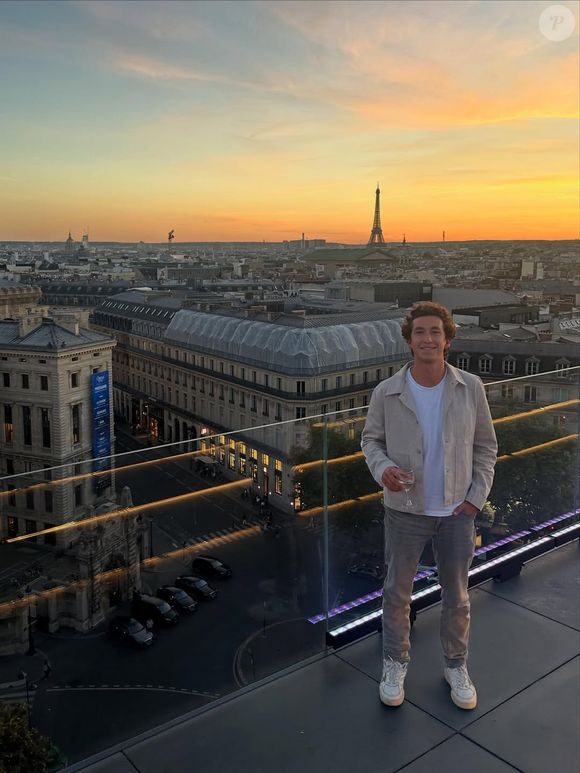 Il a rejoint son frère Louis, qui a ouvert une branche espagnole de L'Agence.

Raphaël Kretz à Paris, le 23 septembre 2025. Instagram/raphael.kretz