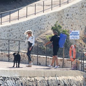Brigitte Macron profite en solo de son premier jour de vacances au Fort de Brégançon à Bormes-les-Mimosas le 30 juillet 2023. Le président Emmanuel Macron Macron et sa femme Brigitte sont arrivés au Fort de Brégançon samedi soir. Dimanche, Brigitte en sortie seule en combinaison de plongée avec son chien Némo et ses gardes du corps pour faire une ballade en bateau mais, la mer étant trop agitée, la première dame est rentrée plus vite que prévu avant de rejoindre son mari pour dîner.