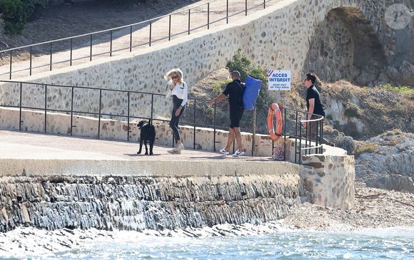 Brigitte Macron profite en solo de son premier jour de vacances au Fort de Brégançon à Bormes-les-Mimosas le 30 juillet 2023. Le président Emmanuel Macron Macron et sa femme Brigitte sont arrivés au Fort de Brégançon samedi soir. Dimanche, Brigitte en sortie seule en combinaison de plongée avec son chien Némo et ses gardes du corps pour faire une ballade en bateau mais, la mer étant trop agitée, la première dame est rentrée plus vite que prévu avant de rejoindre son mari pour dîner.