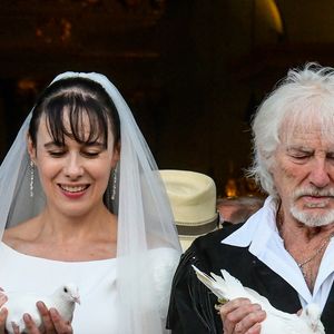 Murielle Mégevand et Hugues Aufray sur le parvis de l'église - Mariage d'Hugues Aufray et de Murielle Mégevand à l'église Saint-Vigor de Marly-Le Roy, France, le 2 septembre 2023. Photo par Agence / Bestimage