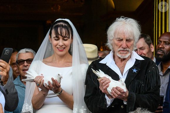 Murielle Mégevand et Hugues Aufray sur le parvis de l'église - Mariage d'Hugues Aufray et de Murielle Mégevand à l'église Saint-Vigor de Marly-Le Roy, France, le 2 septembre 2023. Photo par Agence / Bestimage