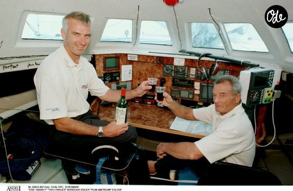 Archives : Eric Tabarly sur son voilier AGENCE / BESTIMAGE