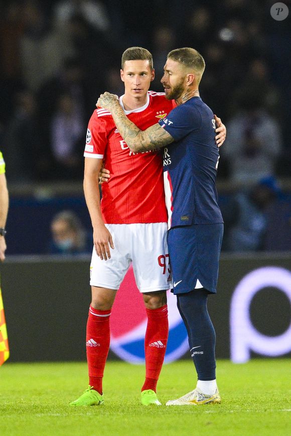 En cette période estivale, on dirait bien que c'est la saison des mariages !

Accolade entre Julian Draxler (Benfica) et Achraf Hakimi (PSG) en fin de match - Match retour de Ligue Des Champions 2022 (LDC) entre le PSG et Benfica (1-1) au Parc des Princes à Paris le 11 octobre 2022.