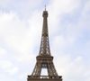 Un mystérieux collectionneur français vient de faire chauffer la carte bleue pour s'offrir un véritable morceau de la Tour Eiffel. 

La tour Eiffel et le Champ-de-Mars sont sous la neige à Paris le 7 janvier 2026.

© Christophe Aubert / Bestimage