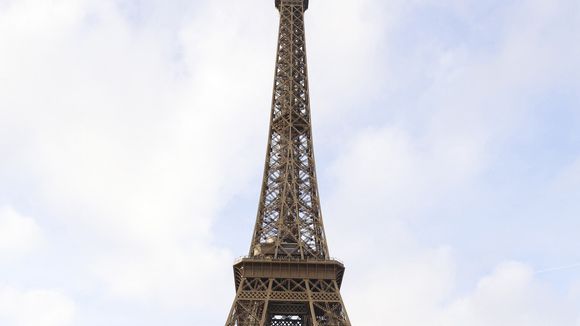 Un morceau de la Tour Eiffel vendu aux enchères, un Français se le procure à prix d'or