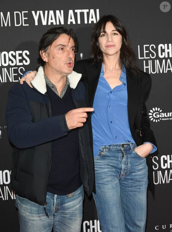 Une vie d'amoureux parfaitement normale ! 
Yvan Attal et sa compagne Charlotte Gainsbourg - Avant-première du film "Les Choses Humaines" au cinéma UGC Normandie à Paris le 23 novembre 2021. © Coadic Guirec/Bestimage