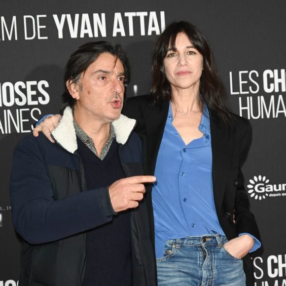 Une vie d'amoureux parfaitement normale ! 
Yvan Attal et sa compagne Charlotte Gainsbourg - Avant-première du film "Les Choses Humaines" au cinéma UGC Normandie à Paris le 23 novembre 2021. © Coadic Guirec/Bestimage