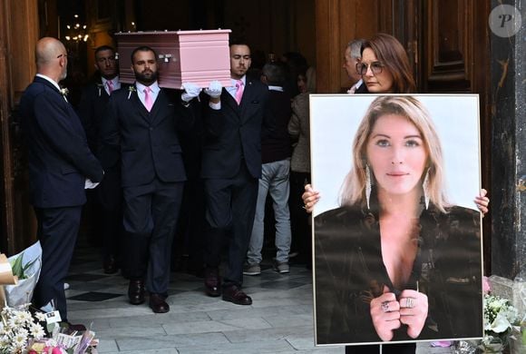 Si Christophe et Julie Mercy accompagnaient Steevy Boulay, en revanche, pas de Jean-Edouard Lipa, ni de Kenza Braiga. Les deux anciens lofteurs ont publiquement assumé leur choix de ne pas faire le déplacement.

- Sorties des obsèques de Loana Petrucciani dans la cathédrale Sainte-Réparate à Nice le 10 avril 2026. L'ancienne star de téléréalité a été retrouvée morte dans son appartement niçois par les autorités, le 25 mars dernier. © Bruno Bebert/Bestimage