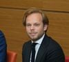 Le rapporteur Charles Alloncle pointe du doigt une "prime de performance" qui serait versée à Delphine Ernotte en parallèle d'un lourd déficit chez France Télévisions. 

Charles Alloncle - D.Ernotte lors d'une audition devant la Commission d'enquête sur la neutralité, le fonctionnement et le financement de l'audiovisuel public à l'Assemblée nationale à Paris, le 8 avril 2026.

© Lionel Urman / Bestimage