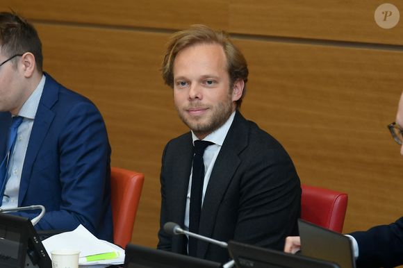 Le rapporteur Charles Alloncle pointe du doigt une "prime de performance" qui serait versée à Delphine Ernotte en parallèle d'un lourd déficit chez France Télévisions. 

Charles Alloncle - D.Ernotte lors d'une audition devant la Commission d'enquête sur la neutralité, le fonctionnement et le financement de l'audiovisuel public à l'Assemblée nationale à Paris, le 8 avril 2026.

© Lionel Urman / Bestimage