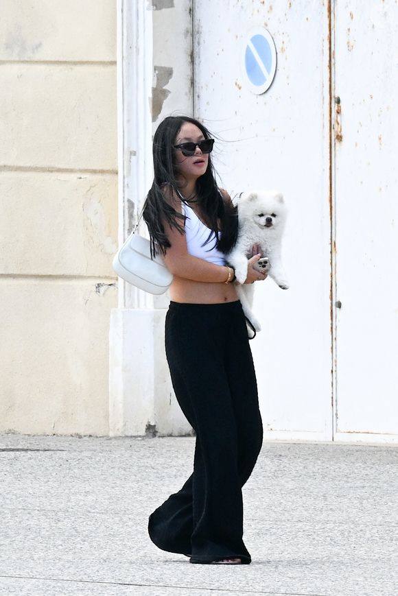 Exclusif - Joy Hallyday sort d'un déjeuner en famille à Marseillan, le 2 juillet 2024.

Photo : Agence / Bestimage