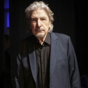 Exclusif - Serge Lama - Backstage de l'enregistrement de l'émission "Le Grand Echiquier, le printemps à Versailles", présentée par C.Chazal et diffusée le 31 mars sur France 2
© Jack Tribeca / Bestimage
Le grand rendez-vous culturel présenté par C.Chazal, nous donne rendez-vous dans ce second Grand Échiquier exceptionnel dédié à Versailles.
Une émission événement qui permet de parcourir le château et d’offrir un magnifique écrin aux invités, dans un lieu rempli d’histoire, grâce au dispositif exceptionnel du réalisateur F.Goetghebeur dans l’Opéra royal et la galerie des Glaces, symbole du rayonnement de cette résidence royale. 
Le grand échiquier est un lieu de rencontre où se mêlent tous les arts et toutes les générations d’artistes.
Ce soir, nous visitons ce merveilleux château mais aussi célébrons la nature. Versailles au printemps, c’est l’explosion des sens, et c’est avec des invités exceptionnels que C.Chazal va partager cette soirée.
J.Clerc va chanter ses plus belles chansons, dont un très bel hommage à S.Lama, qui sera présent. Nous retrouverons N.Sirkis et son groupe Indochine, B.Biolay qui revient dans son disque sur son enfance à Sète, J.Gayet qui rend hommage aux musiques de films, tout comme le pianiste A.Tharaud, le violoniste R.Capuçon qui célèbre les saisons de Vilvaldi, le chef M.Herzog et la danseuse de l’Opéra de Paris M.Barbeau qui nous fera le plaisir d’improviser pour nous… Mais aussi les meilleurs danseurs de Hip Hop, sans oublier le rappeur Dosseh, la franco-algérienne S.Massi et la jeune Santa du groupe Hyphen Hyphen. Nous écouterons les artistes lyriques M.Spyres, immense ténor qui a triomphé dans Carmen, tout comme la Mezzo-Soprano G.Arquez et l’étonnant B.deSà à la voix de Soprano. Nous accueillerons le producteur et musicien B.Burgalat, qui célèbre les 100 ans de la musique enregistrée dans une très belle exposition, à découvrir… Et c’est le jardinier en chef de Versailles A.Baraton qui nous guidera à travers les bosquets et l’histoire de ce parc unique pendant toute l’émission.
Tous nos invités seront accompagnés du Grand Orchestre de l’Opéra Royal de Versailles et son chef V.Jacob.
Le temps d’une soirée, Le grand échiquier devient la plus grande salle de spectacles de France.
