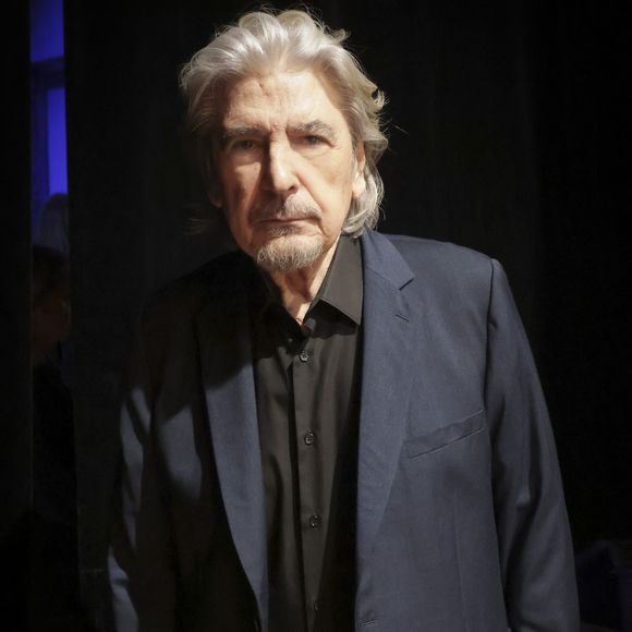 Exclusif - Serge Lama - Backstage de l'enregistrement de l'émission "Le Grand Echiquier, le printemps à Versailles", présentée par C.Chazal et diffusée le 31 mars sur France 2
© Jack Tribeca / Bestimage
Le grand rendez-vous culturel présenté par C.Chazal, nous donne rendez-vous dans ce second Grand Échiquier exceptionnel dédié à Versailles.
Une émission événement qui permet de parcourir le château et d’offrir un magnifique écrin aux invités, dans un lieu rempli d’histoire, grâce au dispositif exceptionnel du réalisateur F.Goetghebeur dans l’Opéra royal et la galerie des Glaces, symbole du rayonnement de cette résidence royale. 
Le grand échiquier est un lieu de rencontre où se mêlent tous les arts et toutes les générations d’artistes.
Ce soir, nous visitons ce merveilleux château mais aussi célébrons la nature. Versailles au printemps, c’est l’explosion des sens, et c’est avec des invités exceptionnels que C.Chazal va partager cette soirée.
J.Clerc va chanter ses plus belles chansons, dont un très bel hommage à S.Lama, qui sera présent. Nous retrouverons N.Sirkis et son groupe Indochine, B.Biolay qui revient dans son disque sur son enfance à Sète, J.Gayet qui rend hommage aux musiques de films, tout comme le pianiste A.Tharaud, le violoniste R.Capuçon qui célèbre les saisons de Vilvaldi, le chef M.Herzog et la danseuse de l’Opéra de Paris M.Barbeau qui nous fera le plaisir d’improviser pour nous… Mais aussi les meilleurs danseurs de Hip Hop, sans oublier le rappeur Dosseh, la franco-algérienne S.Massi et la jeune Santa du groupe Hyphen Hyphen. Nous écouterons les artistes lyriques M.Spyres, immense ténor qui a triomphé dans Carmen, tout comme la Mezzo-Soprano G.Arquez et l’étonnant B.deSà à la voix de Soprano. Nous accueillerons le producteur et musicien B.Burgalat, qui célèbre les 100 ans de la musique enregistrée dans une très belle exposition, à découvrir… Et c’est le jardinier en chef de Versailles A.Baraton qui nous guidera à travers les bosquets et l’histoire de ce parc unique pendant toute l’émission.
Tous nos invités seront accompagnés du Grand Orchestre de l’Opéra Royal de Versailles et son chef V.Jacob.
Le temps d’une soirée, Le grand échiquier devient la plus grande salle de spectacles de France.