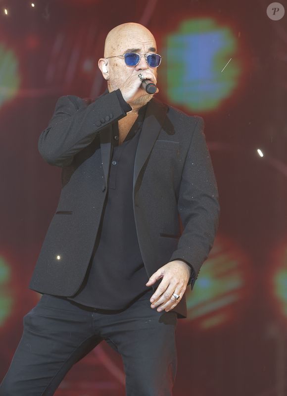 Exclusif - Pascal Obispo lors du concert du gala de Noël de l'association Tout le monde contre le cancer fête ses 20 ans diffusé le 24 décembre sur M6 à l'Adidas Aren Porte de la Chapelle à Paris, France, le 4 décembre 2025. © Coadic Guirec/Bestimage