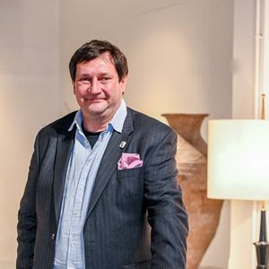 Exclusif - Caroline Margeridon (Affaire conclue sur France 2) , dédicace son livre "Libre!" dans la boutique Haute Antiques 207 de son ami et collègue dans l'émission Stéphane Vanhandenhoven à Bruxelles le 14 novembre 2021. © Frédéric Andrieu / Bestimage