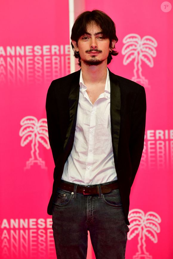 Porté par l’amour du public, Théo Fernandez décidera finalement de poursuivre l’aventure lors du 3e volet : "J’ai compris que les gens étaient bienveillants."

Théo Fernandez lors de la troisième soirée du Canneseries saison 3 (pink carpet) au Palais des Festivals à Cannes, le 12 octobre 2020.
© Bruno Bebert / Bestimage