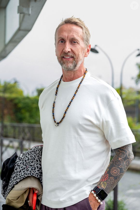 Exclusif - Philippe Caverivière arrive à l'enregistrement de l'émission "Vivement dimanche" à Paris, le 2 septembre 2025, et diffusée le 7 septembre 2025 sur France 3.
© Jonathan Jacob / Bestimage