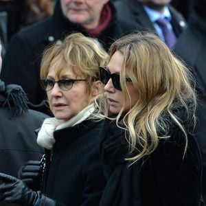 Nathalie Baye et Laura smet - Sorties de l'église de la Madeleine après les obsèques de Johnny Hallyday à Paris le 9 décembre 2017.
© Veeren / Bestimage