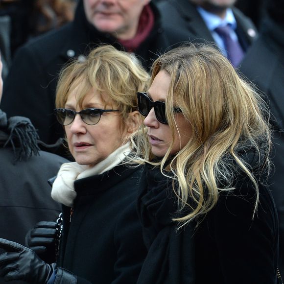 Nathalie Baye et Laura smet - Sorties de l'église de la Madeleine après les obsèques de Johnny Hallyday à Paris le 9 décembre 2017.
© Veeren / Bestimage