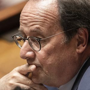 Le député socialiste et apparenté François Hollande regarde et fait des gestes pendant la séance des questions au gouvernement à l'Assemblée nationale, la chambre basse du parlement français, à Paris le 3 juin 2025. Photo by Eliot Blondet/ABACAPRESS.COM