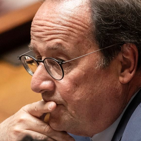Le député socialiste et apparenté François Hollande regarde et fait des gestes pendant la séance des questions au gouvernement à l'Assemblée nationale, la chambre basse du parlement français, à Paris le 3 juin 2025. Photo by Eliot Blondet/ABACAPRESS.COM